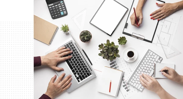 Des mains sur un bureau travaillent